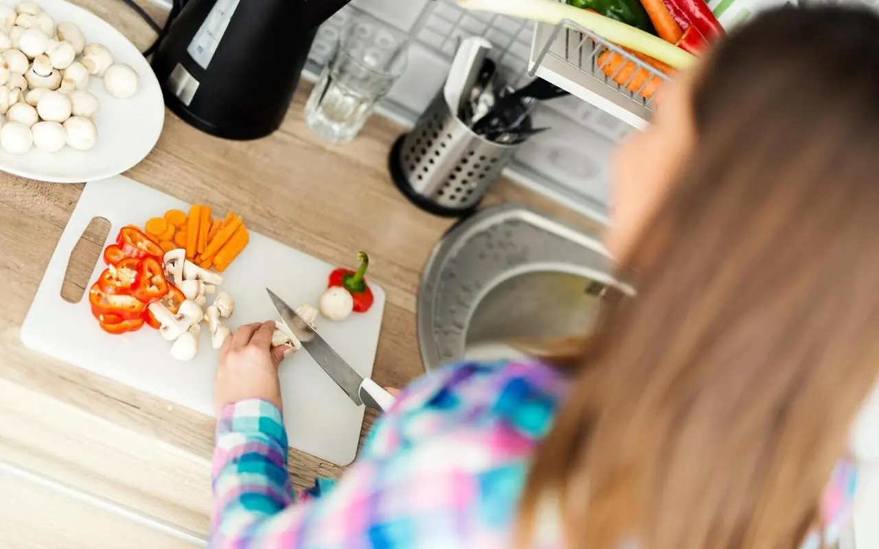 5 praktycznych trików na codzienne oszczędzanie czasu w kuchni