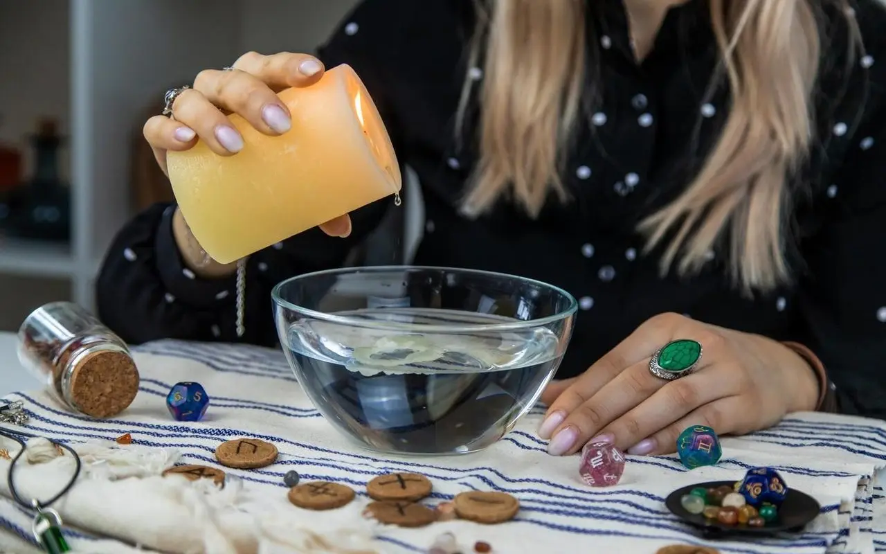 Jak tworzyć autorską biżuterię z żywicy epoksydowej – poradnik krok po kroku