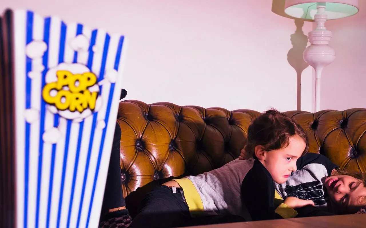 Jak tworzyć kapsułkową kolekcję filmów na domowe seanse kinowe?