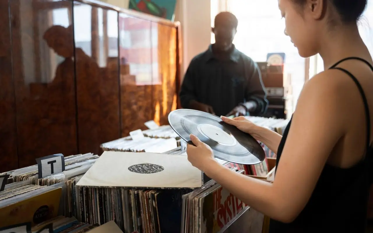 Jakie wyzwania czekają na początkującego kolekcjonera winyli w Polsce?