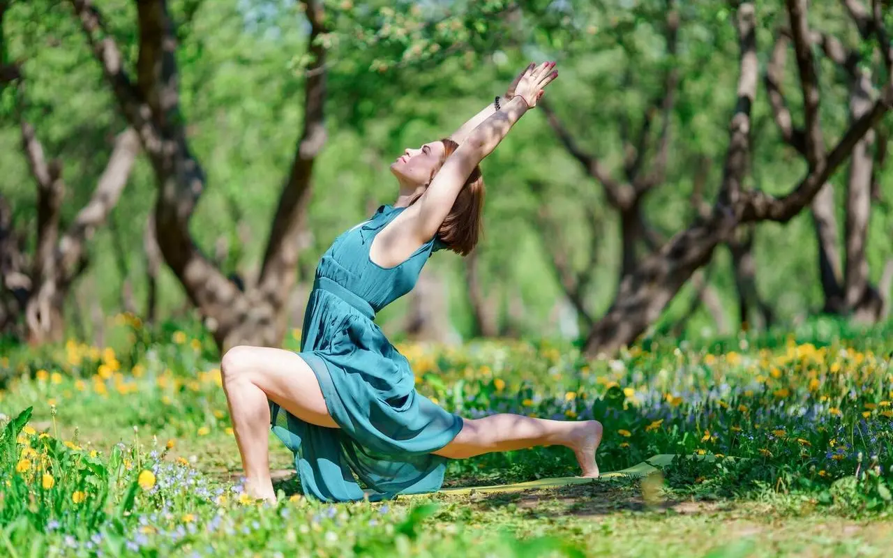 Joga na świeżym powietrzu – dlaczego warto spróbować latem 2025?