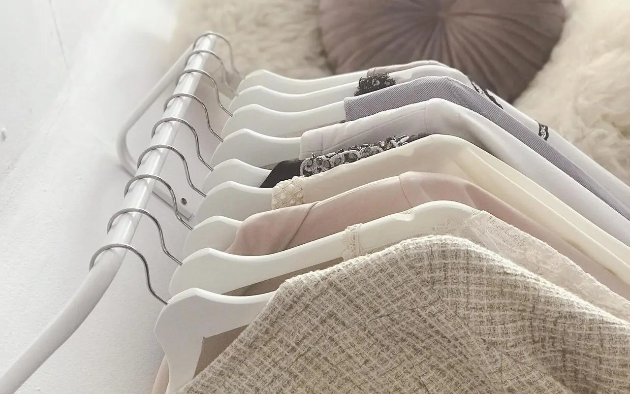 Minimalizm w szafie: jak ograniczyć konsumpcję modową i nie stracić stylu?