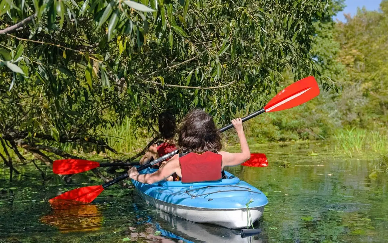 Najlepsze aktywności na wodzie dla dorosłych w polskich miastach
