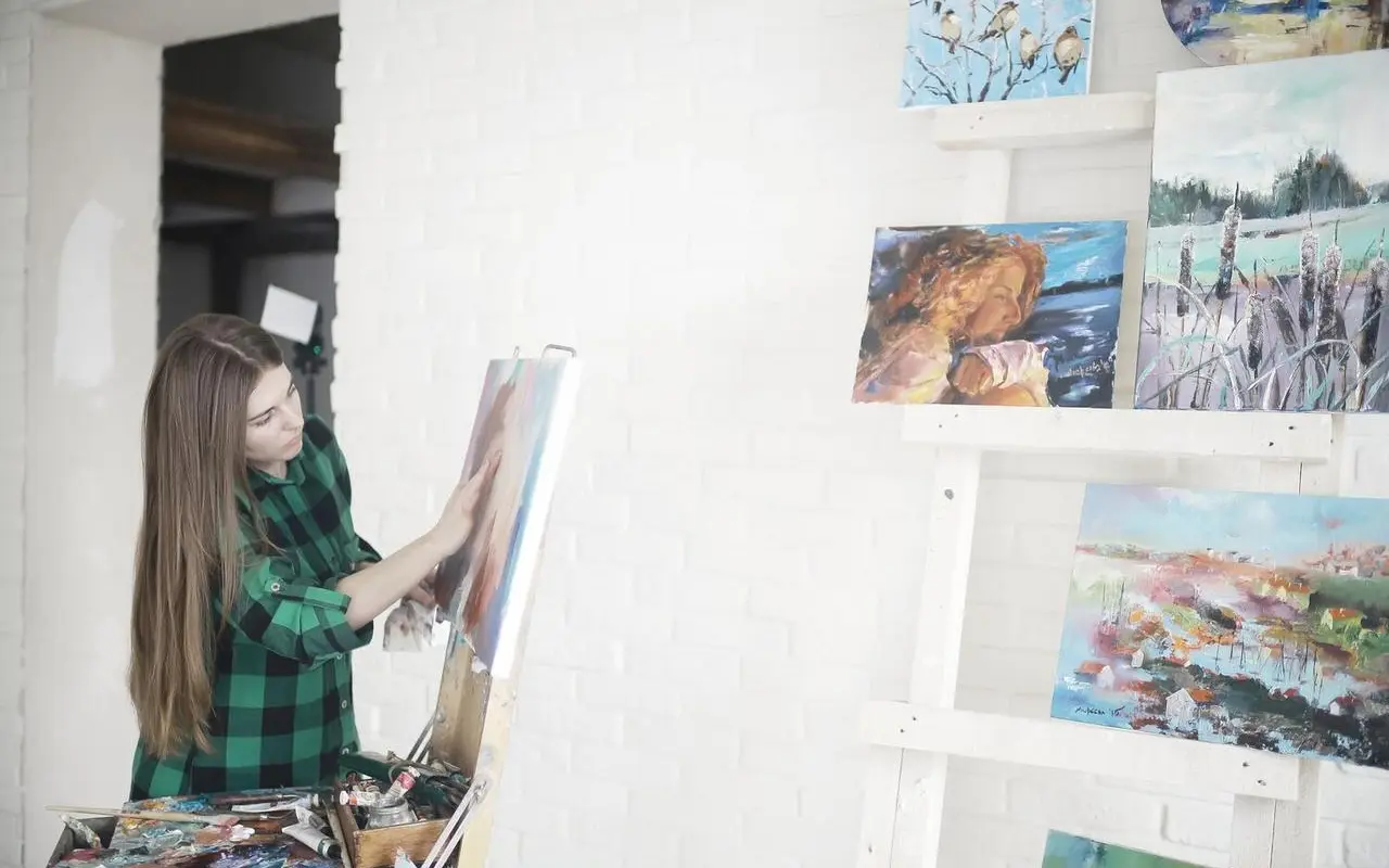 Pomysły na prezent dla miłośnika sztuki współczesnej – przewodnik 2025