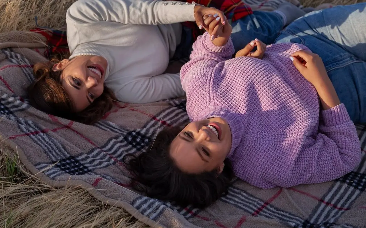 TOP 7 seriali feel-good na chandrę – co polecają specjaliści od zdrowia psychicznego?