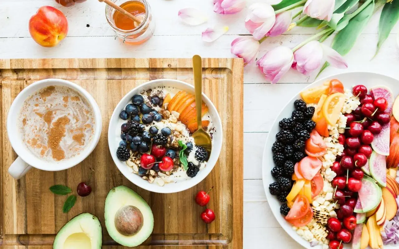 Wegańskie śniadanie dla aktywnych – gotowe pomysły na każdy dzień tygodnia